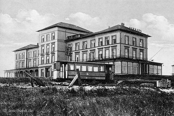 Wagen vor dem Wittfüner Kurhaus. Foto: Archiv inselbahn.de