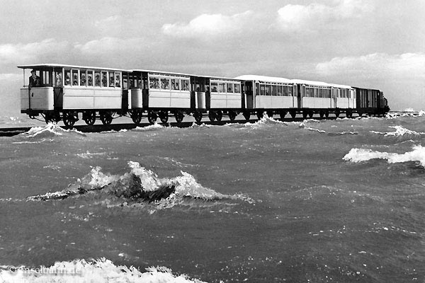 Zug auf der Juister Pfahljochstrecke. Foto: Sammlung Conring